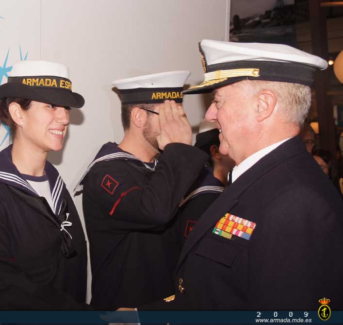 AJEMA saluda a uno de los miembros de la dotación del stand de la Armada